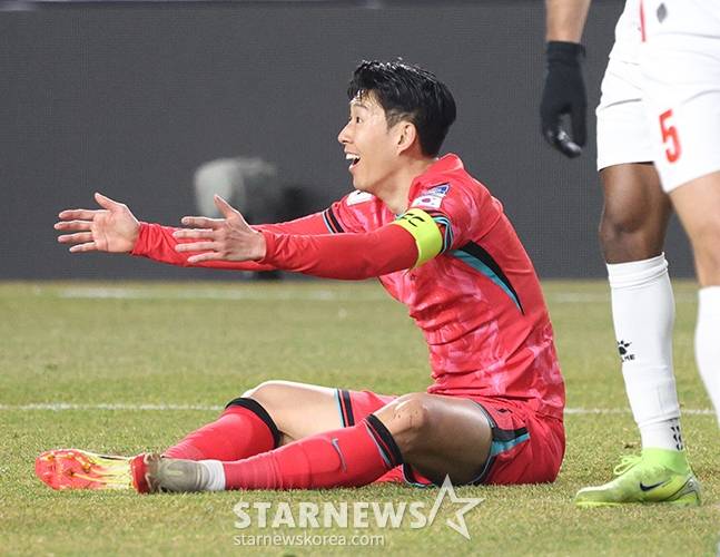 2026 북중미 월드컵 아시아 3차 예선 대한민국 대 요르단 경기가 3월 25일 수원월드컵경기장에서 열렸다. 손흥민이 심판에 항의하고 있다. /사진=김진경 대기자