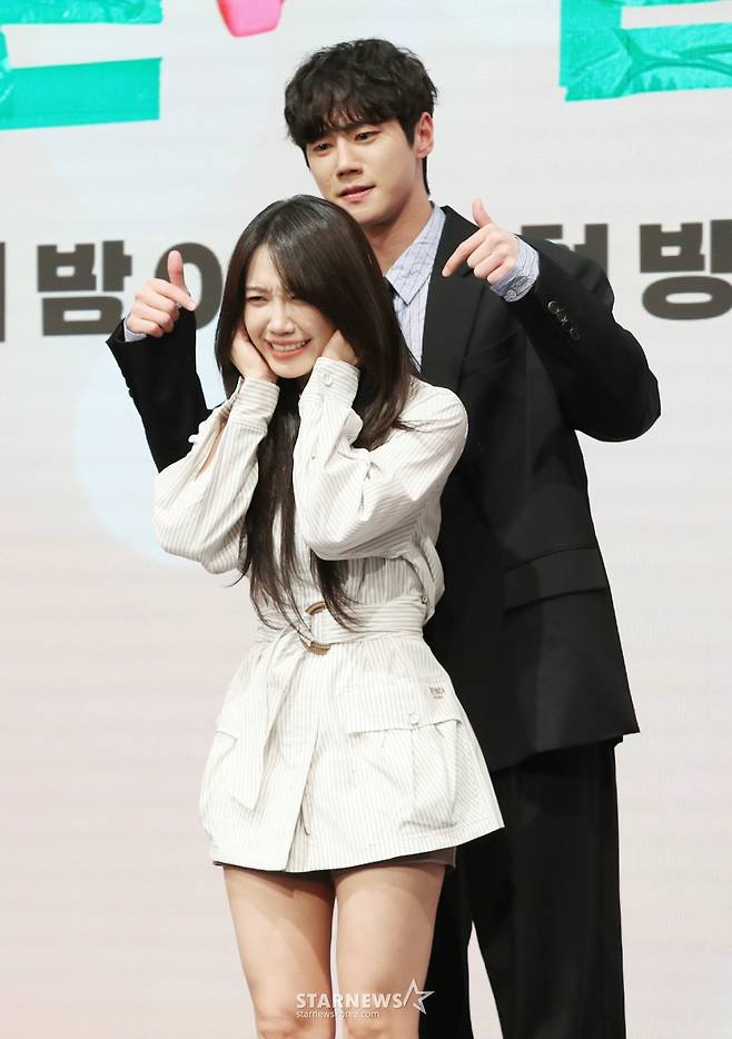 배우 정은지, 이준영이 29일 서울 구로구 디큐브시티 더 세인트에서 열린 KBS 2TV 수목드라마 '24시 헬스클럽' 제작발표회에 참석해 포즈를 취하고 있다. /2025.04.29 /사진=김휘선 hwijpg@