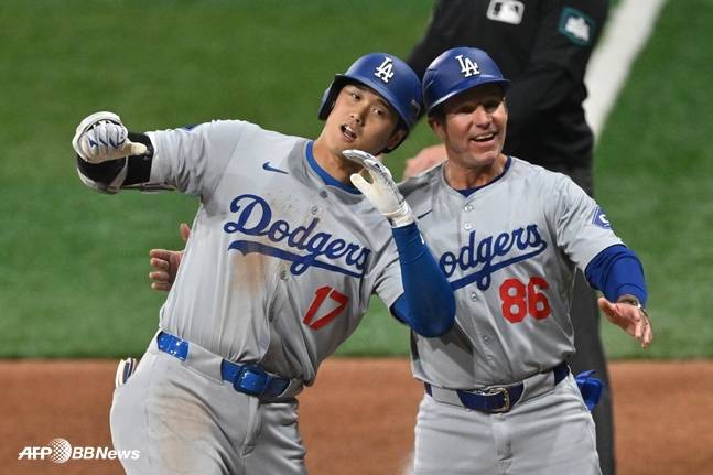 2024시즌 안타를 친 오타니(왼쪽)와 머리 박치기를 했던 맥컬러 당시 다저스 1루코치. /AFPBBNews=뉴스1