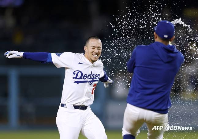 토미 에드먼이 29일(한국시간) 마이애미전에서 10회말 끝내기 안타를 터트리고 동료들의 축하를 받고 있다. /AFPBBNews=뉴스1
