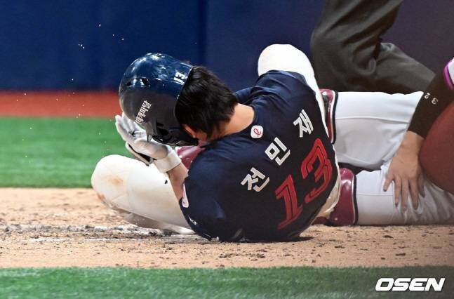 전민재가 사구에 머리를 맞아 쓰러지고 있다.