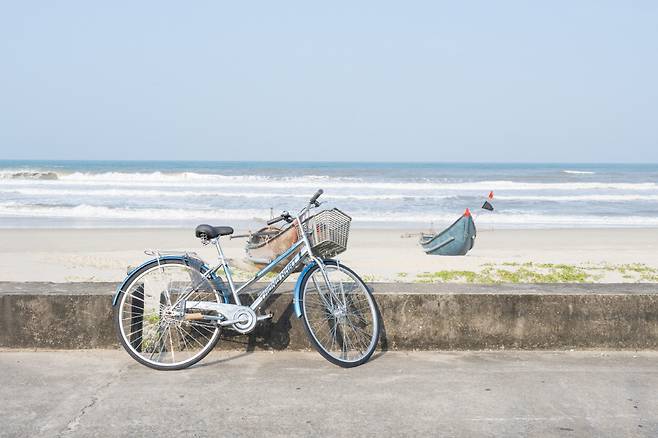 탐 티엔 비치에는 길이 3km 정도의 자전거도로가 조성되었다