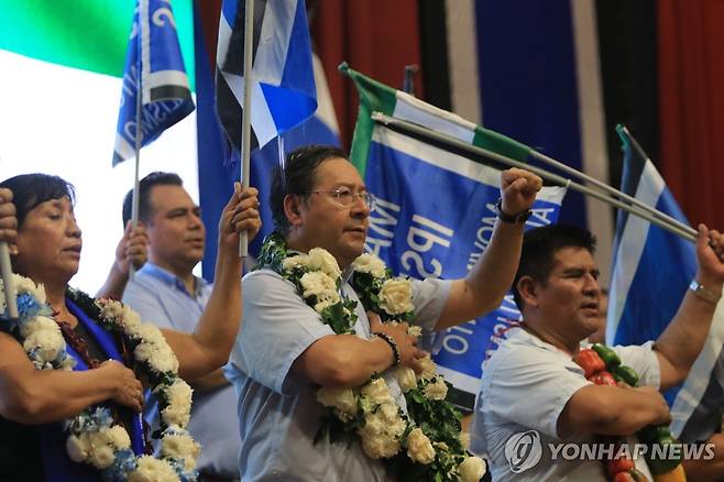 연임에 도전하는 루이스 아르세 볼리비아 대통령(가운데) [산타크루스 EPA=연합뉴스. 재판매 및 DB 금지]