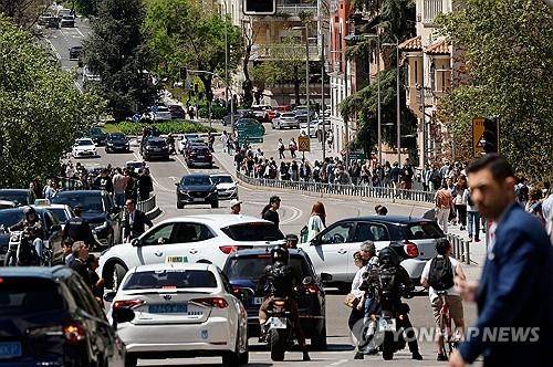 28일 대규모 정전으로 신호등이 꺼진 가운데 차량과 사람들이 도로에 뒤엉켜 있다.  [AFP 연합뉴스 자료사진. 재판매 및 DB 금지]