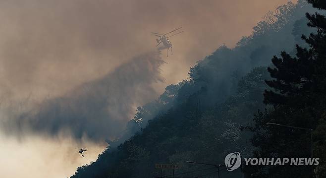 대구 산불 진화하는 헬기 (대구=연합뉴스) 윤관식 기자 = 지난 28일 오후 2시 1분께 대구 북구 노곡동 함지산에서 발생한 산불이 확산하는 가운데 헬기가 산불을 끄고 있다. 2025.4.28 psik@yna.co.kr