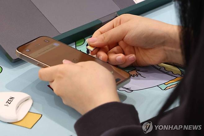 SK텔레콤, 오늘부터 유심 무료 교체 (서울=연합뉴스) 서대연 기자 = 가입자 유심(USIM) 정보를 탈취당한 SK텔레콤이 유심 무료교체 서비스를 시작한 28일 서울 시내 한 SKT 대리점에서 직원이 유심 교체를 하고 있다. 2025.4.28 dwise@yna.co.kr