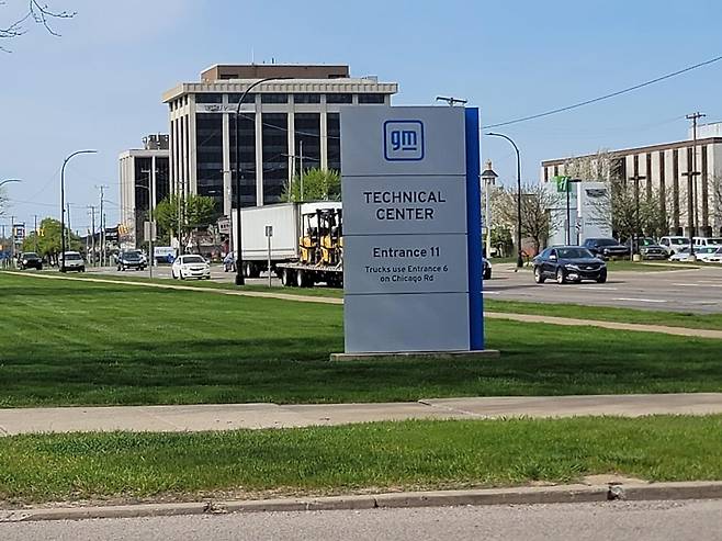 트럼프 취임 100일…미시간주 머콤 카운티의 GM 테크센터 [머콤 카운티[미 미시간주]=연합뉴스] 조준형 특파원= 도널드 트럼프 미국 대통령이 취임 100일(29일)을 맞아 연설을 하기 위해 방문 예정인 미시간주 머콤 카운티의 분위기는 환영 열기와는 거리가 있었다. 현지의 주요 자동차 산업 인프라인 GM 테크센터 앞에 설치된 표지판 모습. 2025.4.29 jhcho@yna.co.kr