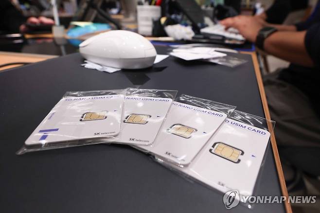 유심 교체 시작한 SKT…재고 부족에 혼란 예상 (서울=연합뉴스) 서대연 기자 = 가입자 유심(USIM) 정보를 탈취당한 SK텔레콤이 유심 무료교체 서비스를 시작한 28일 서울 시내 한 SKT 대리점에 유심이 놓여있다. 2025.4.28 dwise@yna.co.kr