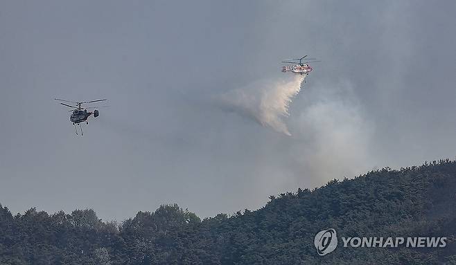 쉴 새 없는 산불 진화 헬기 (대구=연합뉴스) 윤관식 기자 = 대구 대형 산불 발생 이틀째인 29일 대구 북구 산불 현장에서 산불 진화 헬기가 분주히 움직이고 있다. 2025.4.29 psik@yna.co.kr