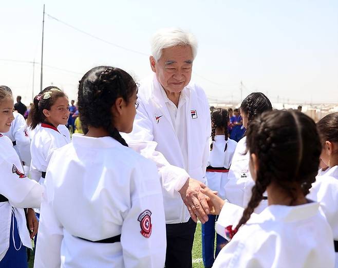 난민 청소년들을 격려하는 조정원 세계태권도연맹 총재. [세계태권도연맹 제공. 재판매 및 DB 금지]