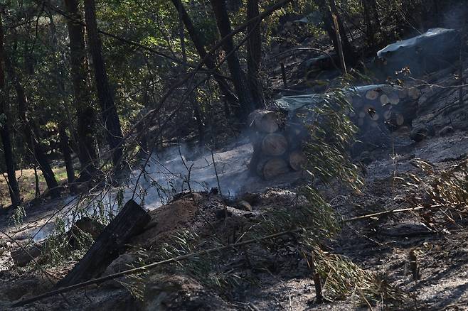 대구 함지산 산불 최초 발화 추정지  (대구=연합뉴스) 박세진 기자 = 29일 대구 북구 노곡동 함지산 산불 최초 발화 추정지 일대에 연기가 피어오르고 있다. 2025.4.29 psjpsj@yna.co.kr