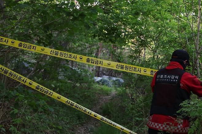산불 최초 발화 추정지 보존 조치  (대구=연합뉴스) 박세진 기자 = 29일 대구 북구 노곡동 함지산 산불 최초 발화 추정지 일대에서 한국산불방지기술협회 관계자가 통제선을 설치하고 있다. 2025.4.29 psjpsj@yna.co.kr