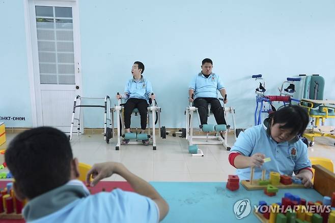 물리치료를 받는 베트남전 고엽제 피해 장애인들 베트남 다낭에 있는 특수학교에서 고엽제 피해 장애인들이 물리치료를 받는 모습. 
[AP 연합뉴스 자료사진. 재판매 및 DB 금지]