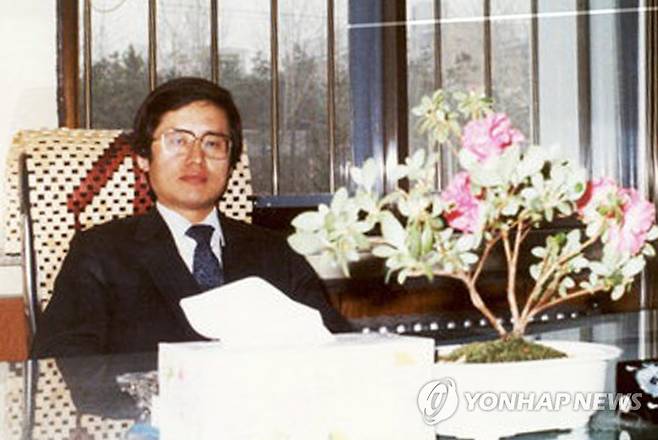 초임검사 시절의 홍준표 (서울=연합뉴스) 초임 검사시절의 홍준표. 홍 지사는 1977년 고려대 법과대학을 졸업한 뒤 1982년 사법고시에 합격, 모래시계 검사로 세상에 알려지게 됐다. [연합뉴스 자료사진]