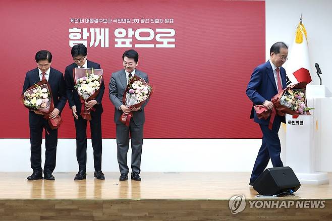 정계은퇴 의사 밝힌 홍준표 (서울=연합뉴스) 29일 서울 여의도 국민의힘 당사에서 열린 제21대 대통령 후보자 국민의힘 3차 경선 진출자 발표 행사에서 경선에 탈락 후 정계은퇴 의사를 밝힌 홍준표 후보가 기념촬영 무대에서 내려가고 있다. 2025.4.29 [국회사진기자단] utzza@yna.co.kr