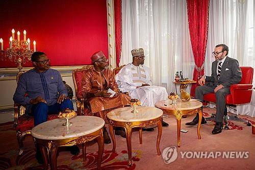 모하메드 6세(오른쪽) 모로코 국왕 예방한 서아프리카 내륙 3개국 외무장관 [MPA제공/AFP=연합뉴스. 재판매 및 DB rmawl]