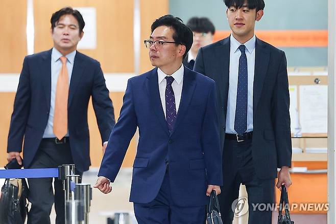 법정 향하는 윤승영 전 국수본 수사기획조정관 (서울=연합뉴스) 서대연 기자 = 12·3 비상계엄 사태 관련 내란중요임무 종사 혐의를 받는 윤승영 전 경찰청 국가수사본부 수사기획조정관(치안감)이 29일 서울 서초구 서울중앙지방법원에서 열린 1심 속행공판에 출석하고 있다. 2025.4.29 dwise@yna.co.kr