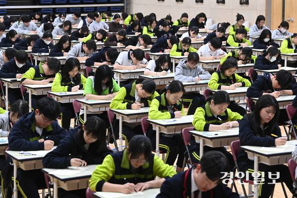 30일 오후 화성시 동탄국제고등학교에서 1학년 학생들이 감독교사 없는 무감독 시험을 치르고 있다. 동탄국제고등학교는 학기별 1~2차 지필고사를 학생들의 양심에 따라 무감독 시험으로 진행한다. 2025.4.30 /최은성기자 ces7198@kyeongin.com
