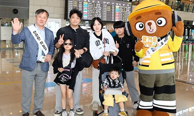 ▲ 30일 한국공항공사가 김포공항 국내선과 국제선 여객터미널에서 실시한 공항안전 캠페인. /사진제공=인천공항공사