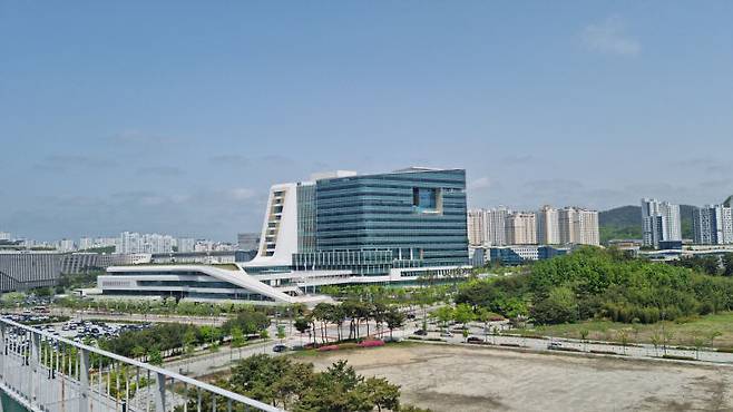 정부청사 중앙동 모습. 10층이 초기 단계에서 임시 집무실로 구상된 바 있다. 사진=이희택 기자.