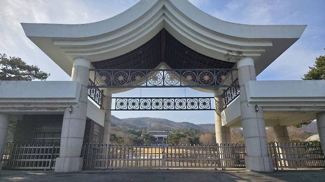 오는 6월경 문을 닫는 금강자연휴양림 입구. 사진=이희택 기자.