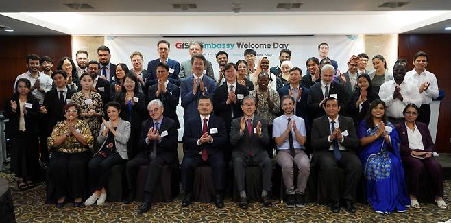 임기철 GIST 총장이 지난해 9월 서울 코리아나호텔에서 주한 공관 대사 및 관계자를 초청해 'GIST Embassy Welcome Day'를 개최하고 기념촬영을 하고 있다. /GIST 제공