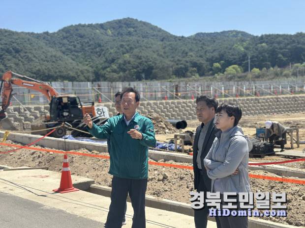박현국 봉화군수가 임대형스마트팜단지 공사 현장을 점검하고 있다. 사진=봉화군 제공