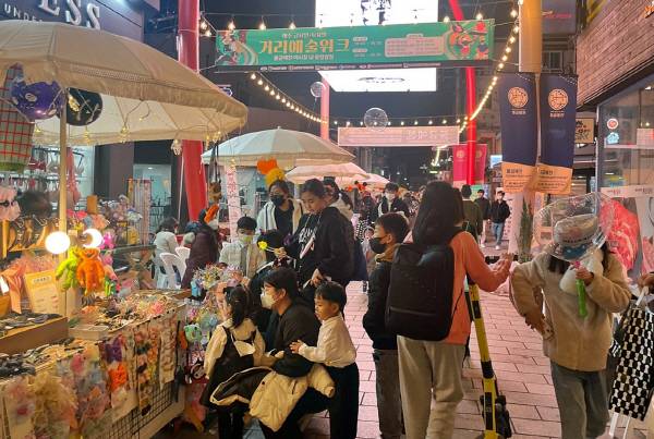 경주시가 도심상권을 야간관광 명소로 육성하기 위해 오는 2일부터 30일까지 중심상가 일대에서 '불금 예찬 야시장'을 운영키로 했다. 사진은 지난해 '불금예찬' 행사 모습. 경주시