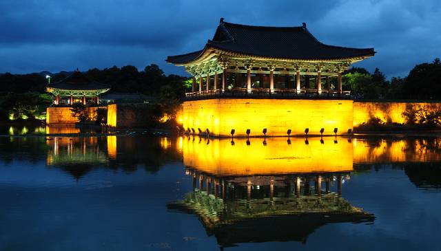 경주 동궁과 월지는 신라 왕궁의 별궁 터로 통일신라의 대표적 유적지다. 이곳은 다른 부속건물들과 함께 왕자가 거처하는 곳이었고 왕실의 연회나 외국 사신 접대, 각종 의례 등이 열렸던 장소다. 신라 경순왕이 견훤의 침입을 받은 뒤, 931년 왕건을 초청하여 위급한 상황을 호소하며 잔치를 베풀었던 곳이기도 하다.