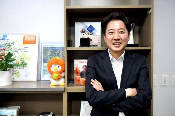 이준석 개혁신당 대선 후보가 지난달 28일 국회 의원회관 사무실에서 한국지방신문협회 취재단과 인터뷰를 하고 있다. 한국지방신문협회 공동취재단=경인일보 김우성 기자