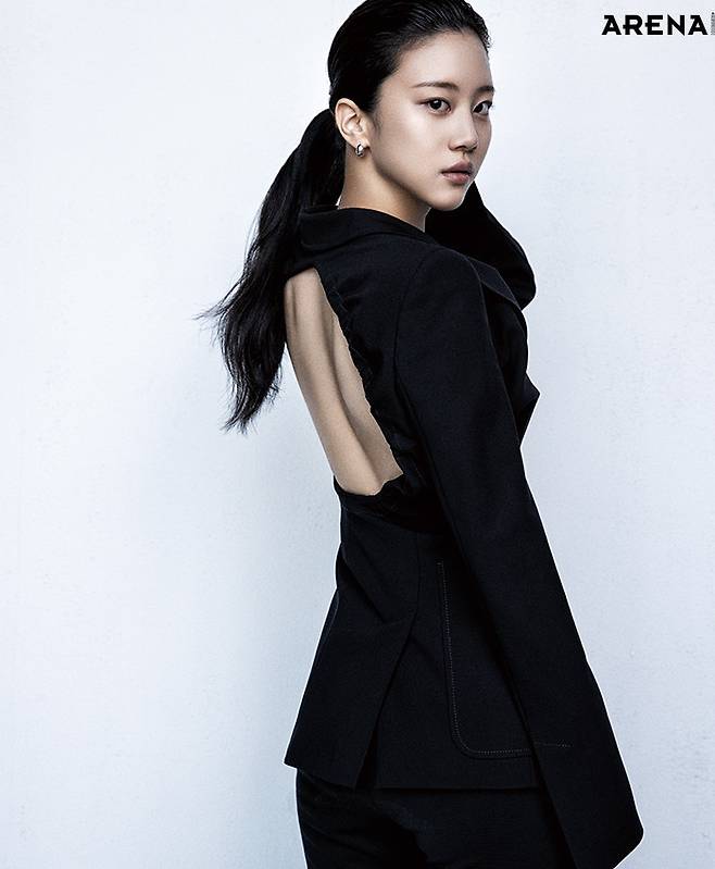 백리스 재킷·팬츠 모두 막스마라, 이어링 더 파트 오브 제품.