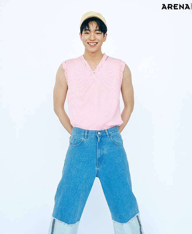 핑크 니트 베스트·데님 팬츠 모두 마르니, 옐로 볼캡 이너프원 제품.