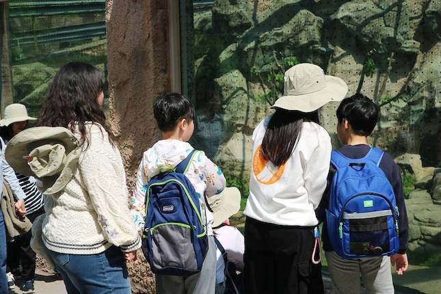 지난 28일 서울 광진구 서울어린이대공원에서 교촌에프앤비 '바르고 봉사단'이 구산초등학교 특수학급 학생들과 체험학습을 하고 있다. / 사진=교촌에프앤비