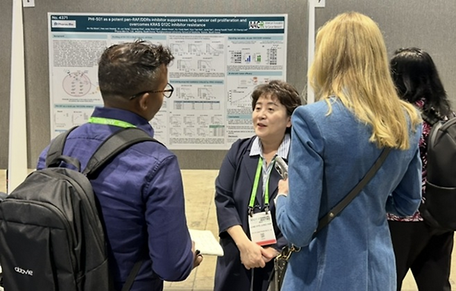 한혜정 파로스아이바이오 미국 법인 대표(가운데)가 29일(현지시간) 미국암연구학회에서 'PHI-501'의 난치성 폐암 항암 효능을 설명하고 있다. /사진=파로스아이바이오