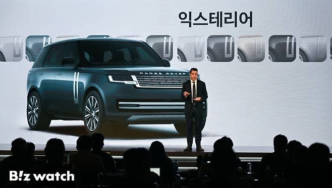 로빈 콜건 JLR 코리아 대표가 30일 서울 광화문 포시즌스 호텔 서울에서 고객 신뢰 강화 및 소유 경험 혁신을 위한 미래 전략 '원(One) 전략'을 공식 발표하고 있다./사진=이명근 기자 qwe123@