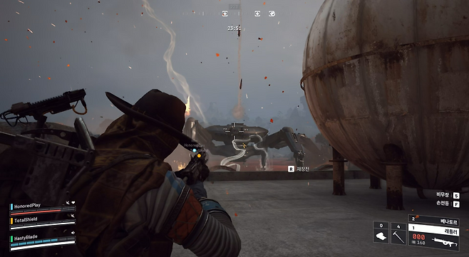 '아크 레이더스' 내 거대 기계 '퀸'과의 전투 장면(제공=넥슨).