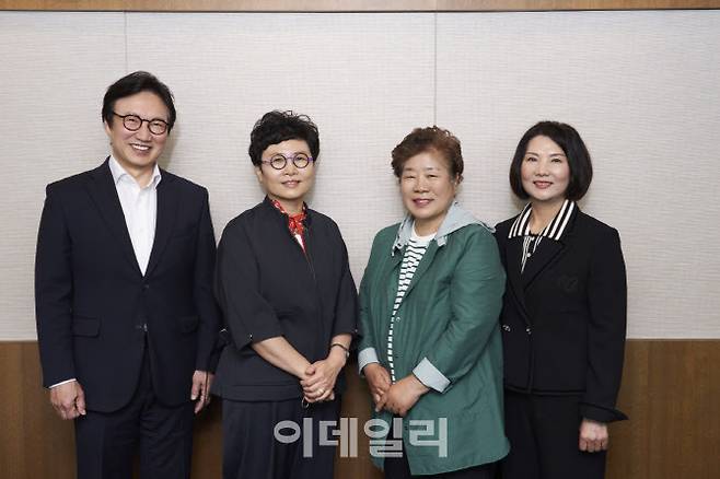 왼쪽부터 이두희 고려대 경영대학 명예교수(베테랑소사이어티 대표), 윤소영 한국문화관광연구원 연구위원, 송용희 씨, 최은주 씨. (사진=한국문화예술교육진흥원)
