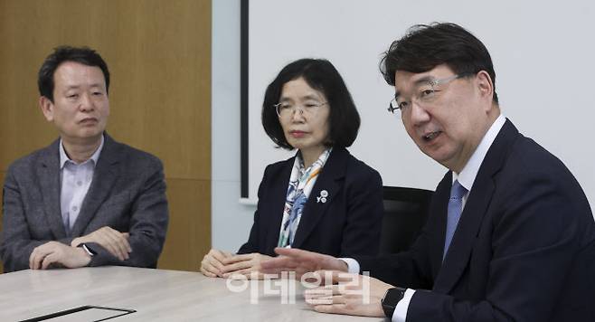 연중기획 초고령사회의 역습 전문가 좌담회에서 정지원(오른쪽) 법무법인 율촌 고문이 정년연장에 대해 발언하고 있다. (사진=이영훈 기자)