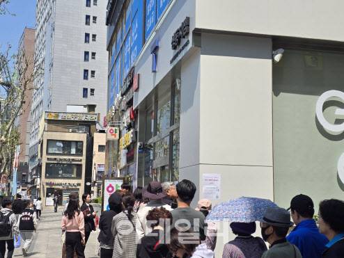 29일 SKT PS&M 직영 왕십리점에 고객들이 줄을 서 있다.(사진=윤정훈 기자)