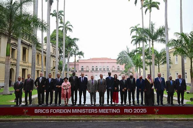 지난 29일 브라질 리우데자네이루에서 열린 브릭스 외교장관 회의 참석자들이 기념촬영하고 있다. (사진=AFP)