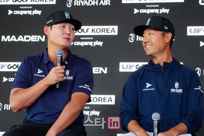 아이언헤즈GC팀 대니 리(왼쪽)과 케빈 나가 30일 열린 LIV 골프 코리아 공식 기자회견에서 질문에 답하고 있다. (사진=LIV GOLF)