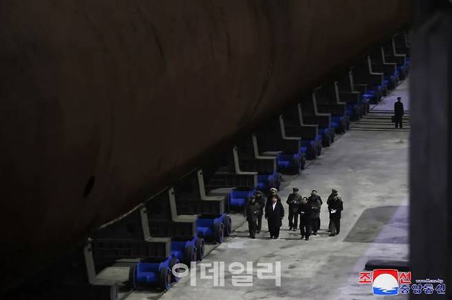 김정은 북한 국무위원장이 핵추진 잠수함 건조 실태를 시찰했다고 조선중앙통신이 지난 3월8일 보도했다. [조선중앙통신=연합뉴스 제공]