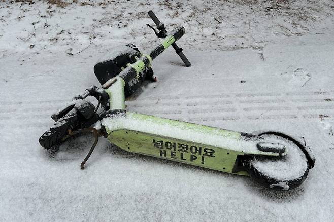 지난 1월 31일 오전 경기도 의정부시에서 빙판길에 넘어진 킥보드 위에 눈이 쌓이고 있다. 기사 내용과는 무관함.(사진=연합뉴스)