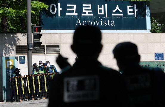 윤석열 전 대통령 부부와 건진법사 전성배씨 사이의 각종 의혹을 수사 중인 검찰이 윤 전 대통령의 사저에 대해 압수수색에 들어간 30일 서울 서초구 아크로비스타 앞에서 경찰들이 근무를 서고 있다.(사진=연합뉴스)