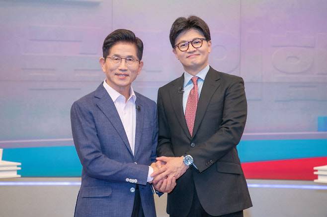 국민의힘 제21대 대통령선거 경선 결선투표에 진출한 김문수(왼쪽), 한동훈 후보가 30일 서울 중구 TV조선에서 TV토론에 앞서 포즈를 취하고 있다. (사진=연합뉴스)