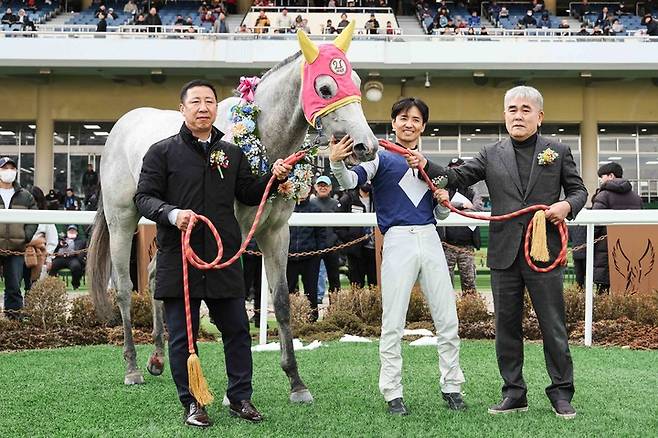 문병기 조교사(왼쪽)가 지난해 스포츠서울배 대상경주 시상식에서 기념사진을 찍고 있다.(사진 한국마사회 제공)