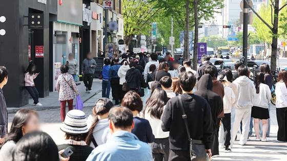 SK텔레콤이 유심 무료교체 서비스를 시작한 지난 28일 경기도 수원시 한 SK텔레콤 PS&M 직영점에서 시민들이 유심 교체를 위해 줄을 서 차례를 기다리고 있다. 〈사진=연합뉴스〉