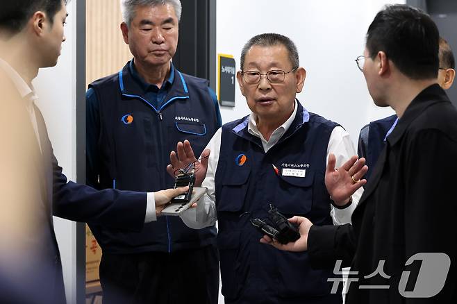 박점곤 서울시버스노동조합 위원장이 30일 새벽 서울 영등포구 서울지방노동위원회에서 열린 서울 시내버스 노사 조정 회의에서 막판 조정회의까지 이어지는 진통끝에 합의점을 찾지 못하고 협상 결렬을 맞이한 뒤 교섭장을 나서며 입장을 밝히고 있다. 서울 시내 버스 노동조합은 이날 오전 4시 첫차부터 준법운행에 돌입한다. 2025.4.30/뉴스1 ⓒ News1 이동해 기자