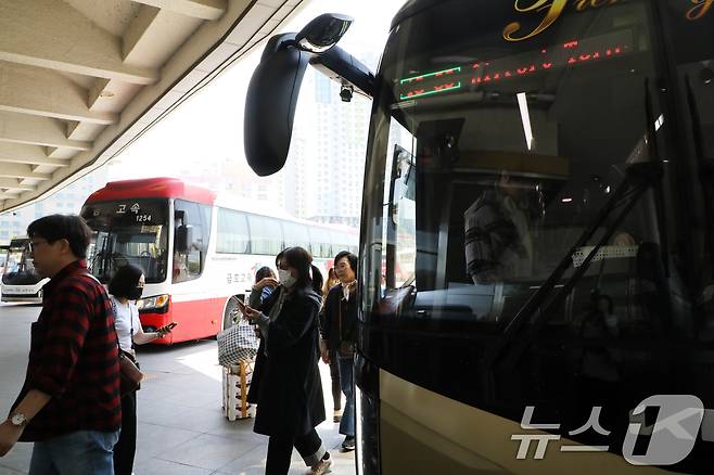긴 황금연휴를 앞둔 29일 광주 서구 유·스퀘어 고속버스 터미널에서 시민들이 인천공항행 버스에 탑승하기 위해 채비하고 있다. 2025.4.29/뉴스1 ⓒ News1 이수민 기자