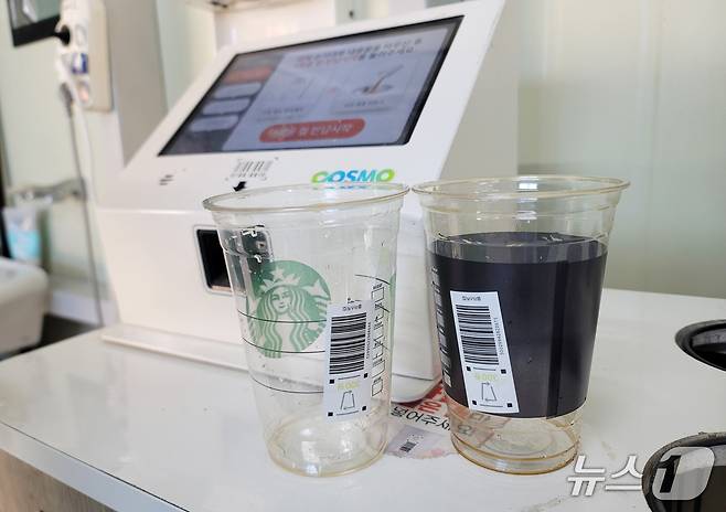 지난 15일 제주 함덕리 재활용도움센터 쓰레기통에 버려진 보증금제 라벨이 붙은 일회용컵. 2025.4.30/뉴스1